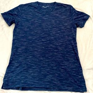 Men’s Under Armour fitted coupe adjustee v-neck shirt. Size XL